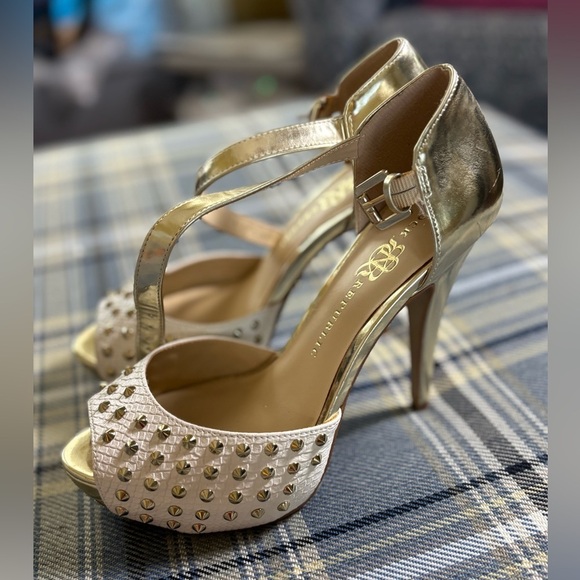 Rock & Republic - 'KURT White' Heels White & Gold Studded Rivets - Picture 1 of 7